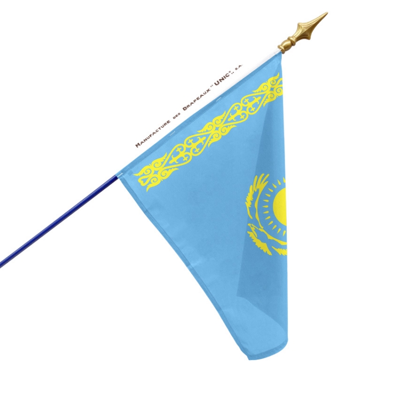 Drapeau Du Kazakhstan Sur Un Mât En Bois Avec Un Fond Blanc