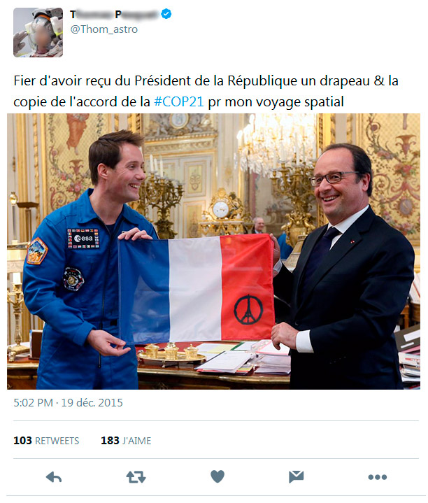 Fier d'avoir reçu du Président de la République un drapeau pour mon voyage spatial